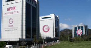 جامعة اسطنبول جيدك باللون الأبيض